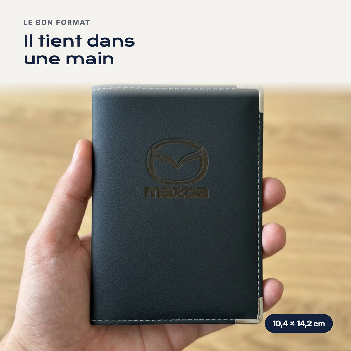 Porte-carte grise Mazda en simili cuir tenu dans une main