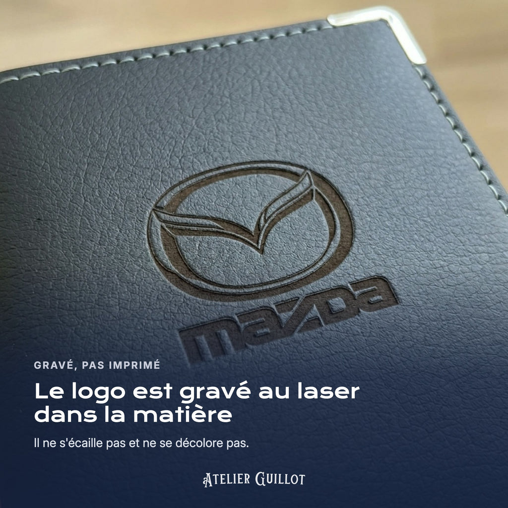 Logo Mazda gravé au laser dans le simili cuir