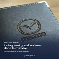 Logo Mazda gravé au laser dans le simili cuir