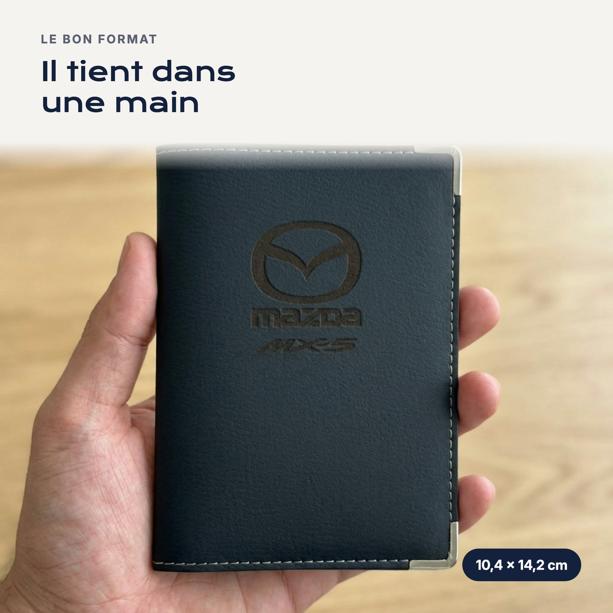 Porte-carte grise Mazda MX-5 en simili cuir tenu dans une main