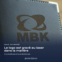 Logo MBK gravé au laser dans le simili cuir
