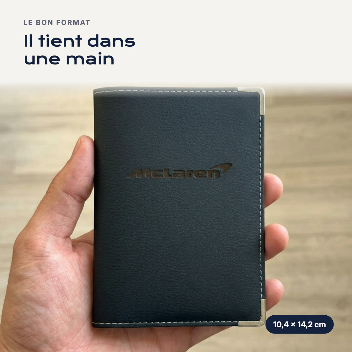 Porte-carte grise McLaren en simili cuir tenu dans une main
