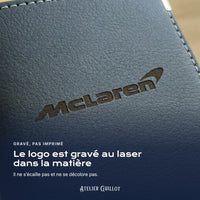 Logo McLaren gravé au laser dans le simili cuir