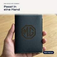 Fahrzeugscheinhülle MG aus Kunstleder in einer Hand