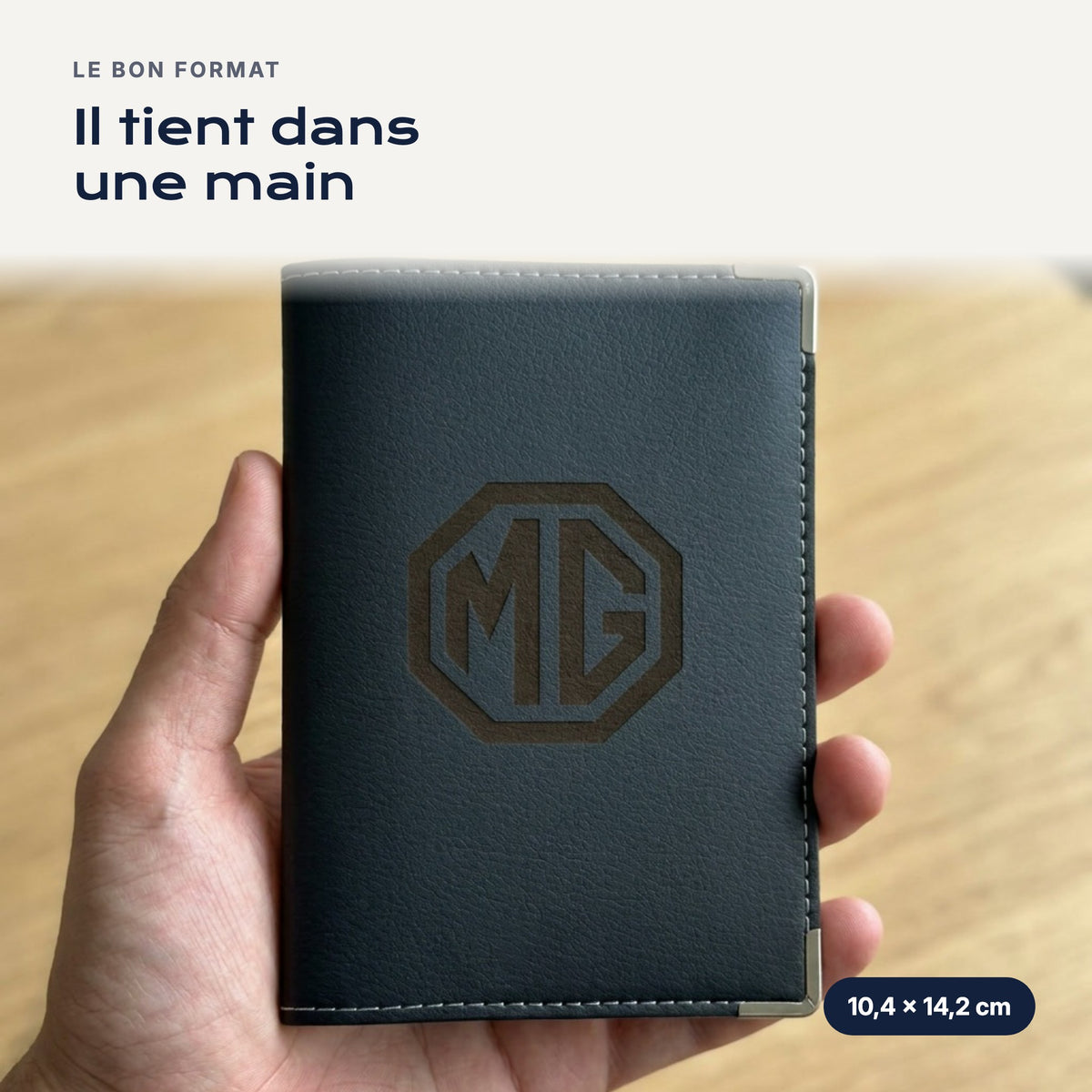 Porte-carte grise MG en simili cuir tenu dans une main