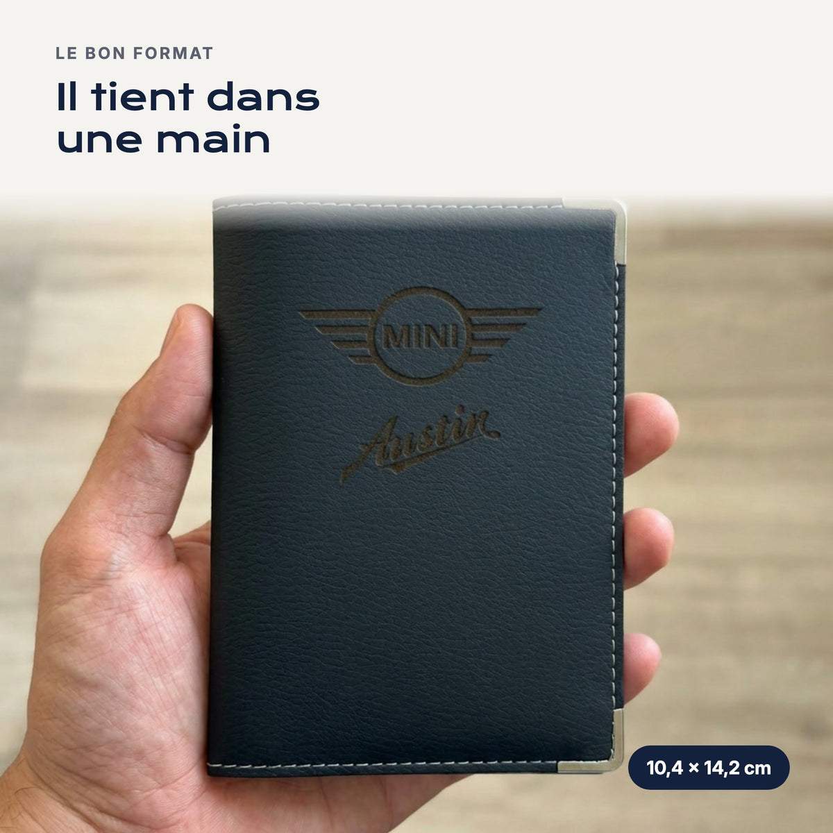 Porte-carte grise Mini Cooper Austin en simili cuir tenu dans une main