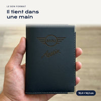 Porte-carte grise Mini Cooper Austin en simili cuir tenu dans une main