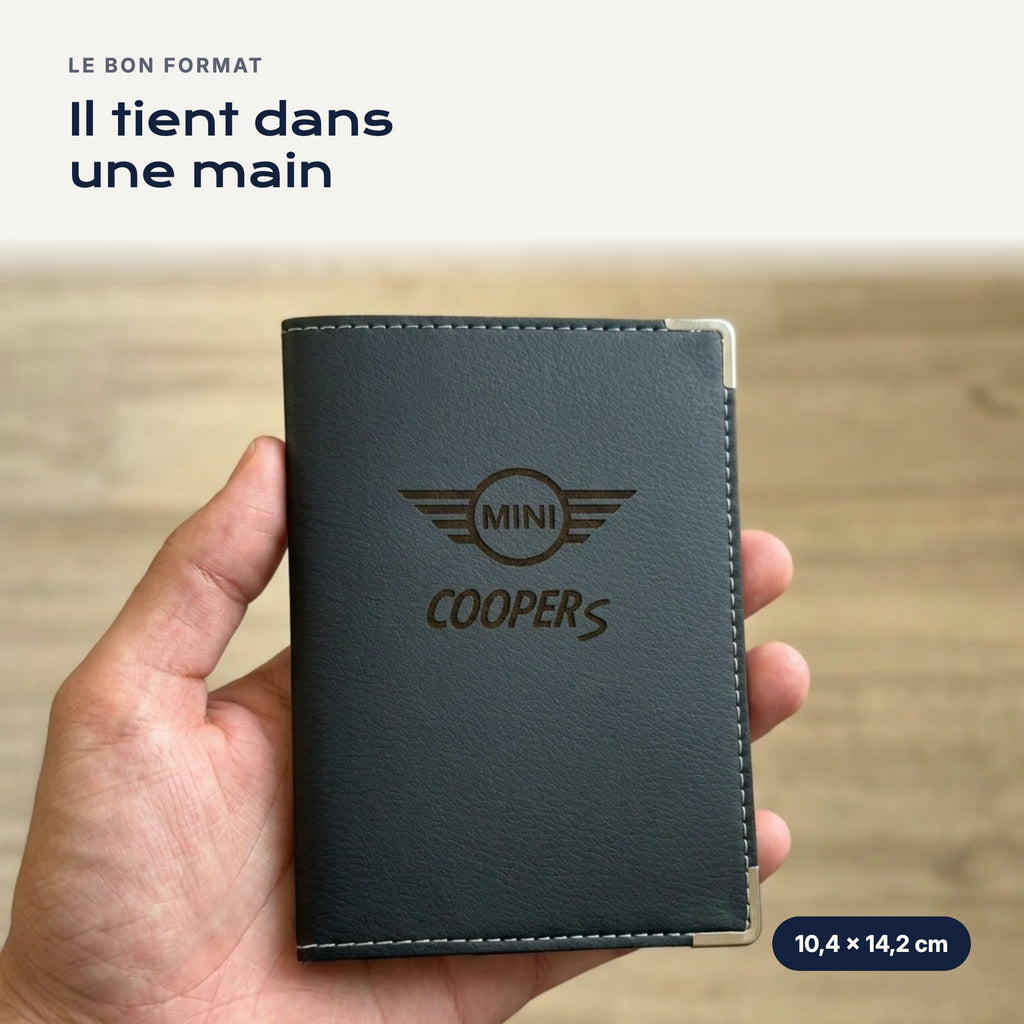 Porte-carte grise Mini Cooper S en simili cuir tenu dans une main