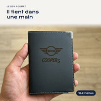 Porte-carte grise Mini Cooper S en simili cuir tenu dans une main