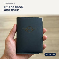 Porte-carte grise Mini Cooper en simili cuir tenu dans une main