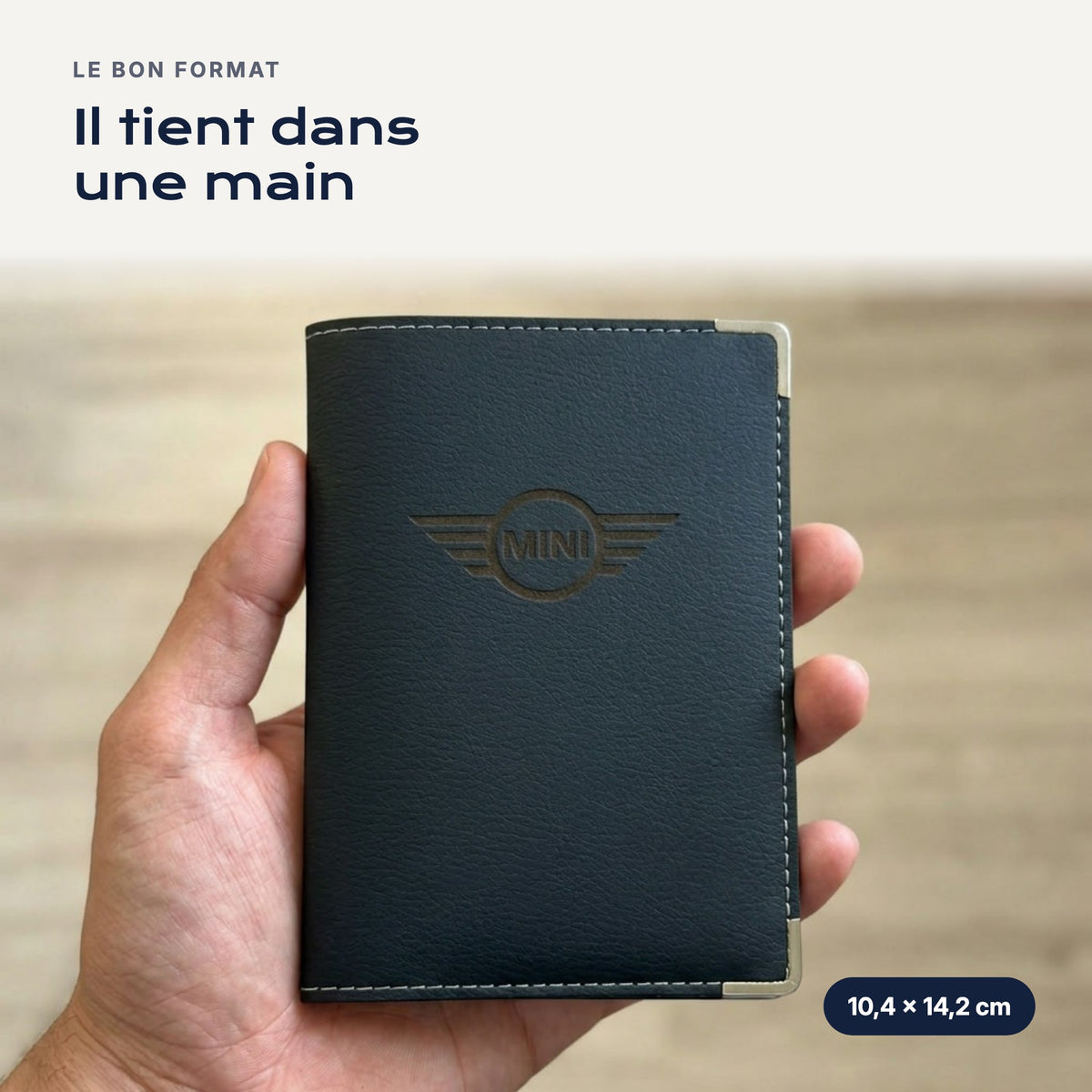 Porte-carte grise Mini Cooper en simili cuir tenu dans une main