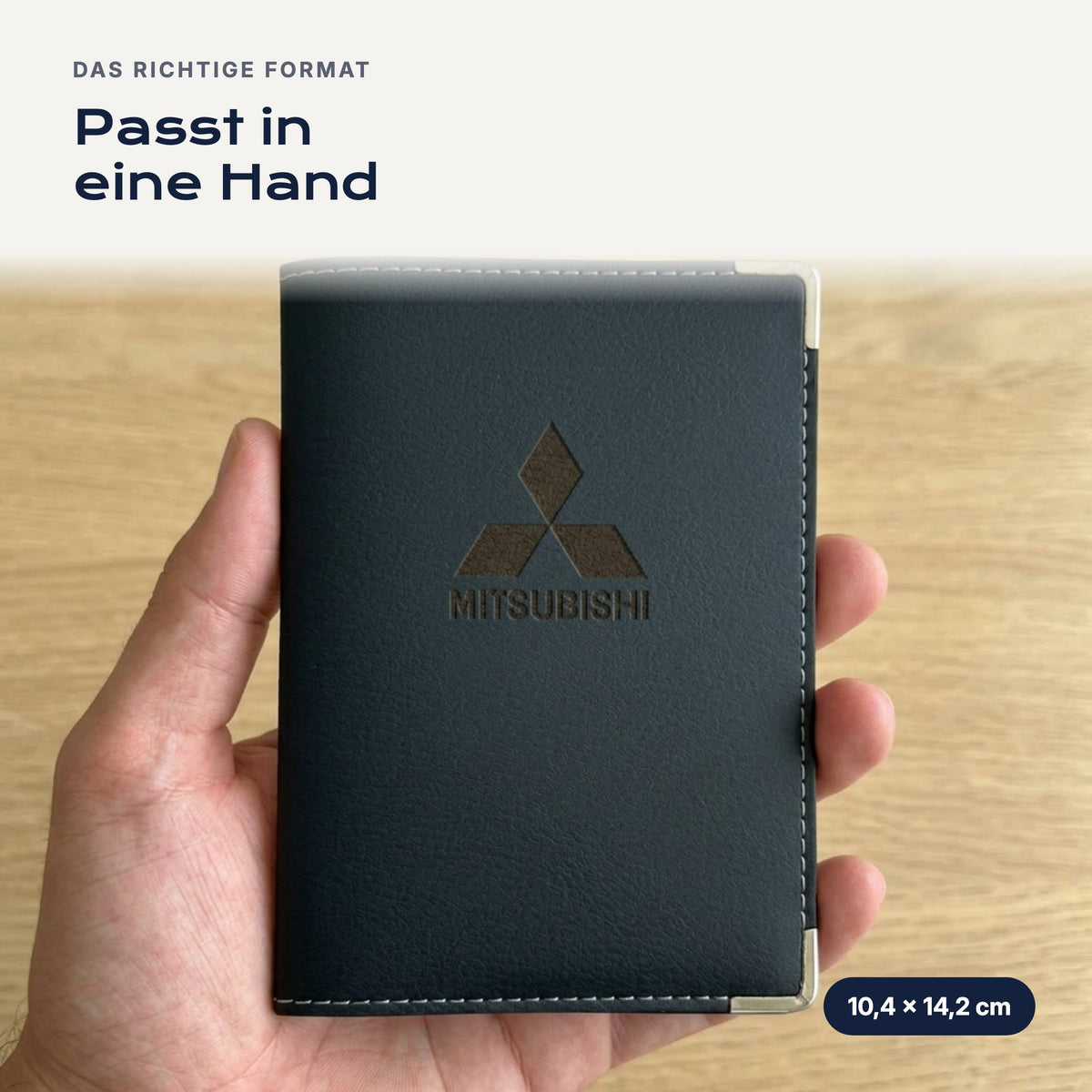 Fahrzeugscheinhülle Mitsubishi aus Kunstleder in einer Hand