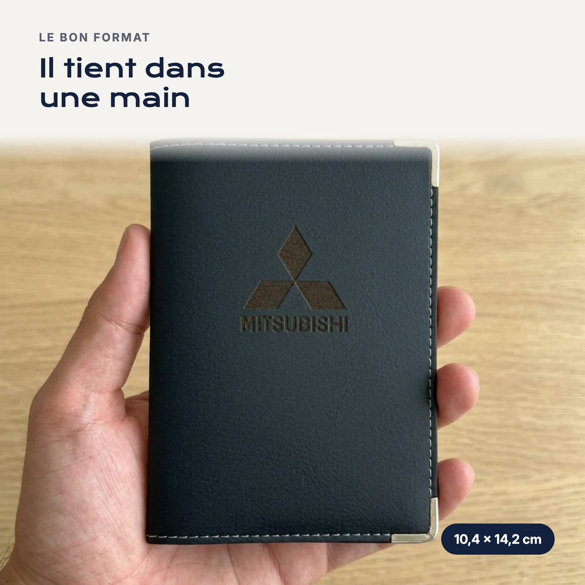 Porte-carte grise Mitsubishi en simili cuir tenu dans une main