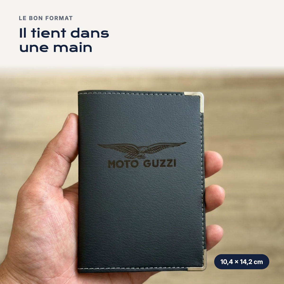 Porte-carte grise Guzzi en simili cuir tenu dans une main