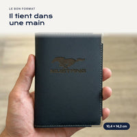 Porte-carte grise Mustang en simili cuir tenu dans une main