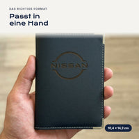 Fahrzeugscheinhülle Nissan aus Kunstleder in einer Hand