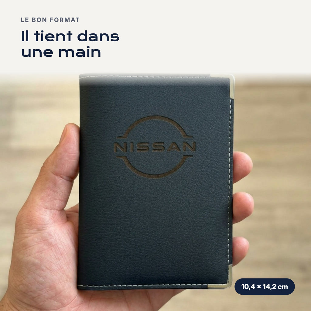 Porte-carte grise Nissan en simili cuir tenu dans une main