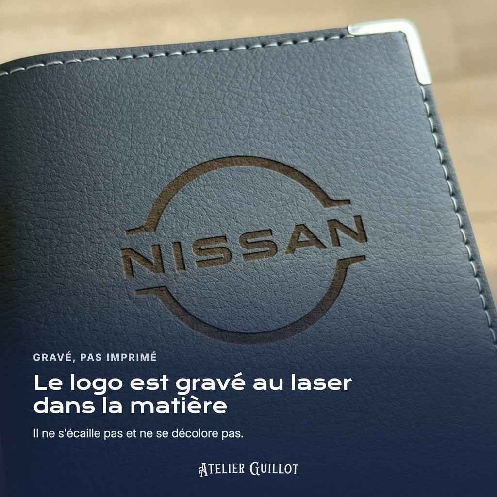 Logo Nissan gravé au laser dans le simili cuir