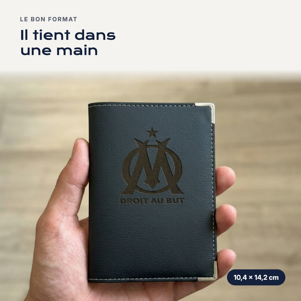 Porte-carte grise Olympique de Marseille en simili cuir tenu dans une main