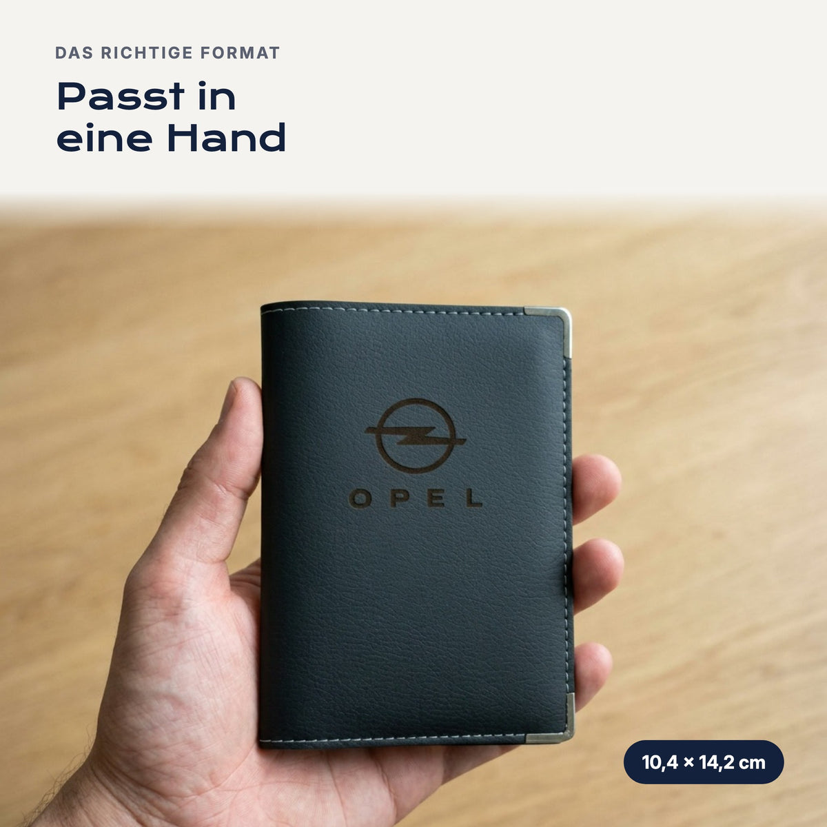Fahrzeugscheinhülle Opel aus Kunstleder in einer Hand