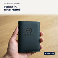 Fahrzeugscheinhülle Opel aus Kunstleder in einer Hand