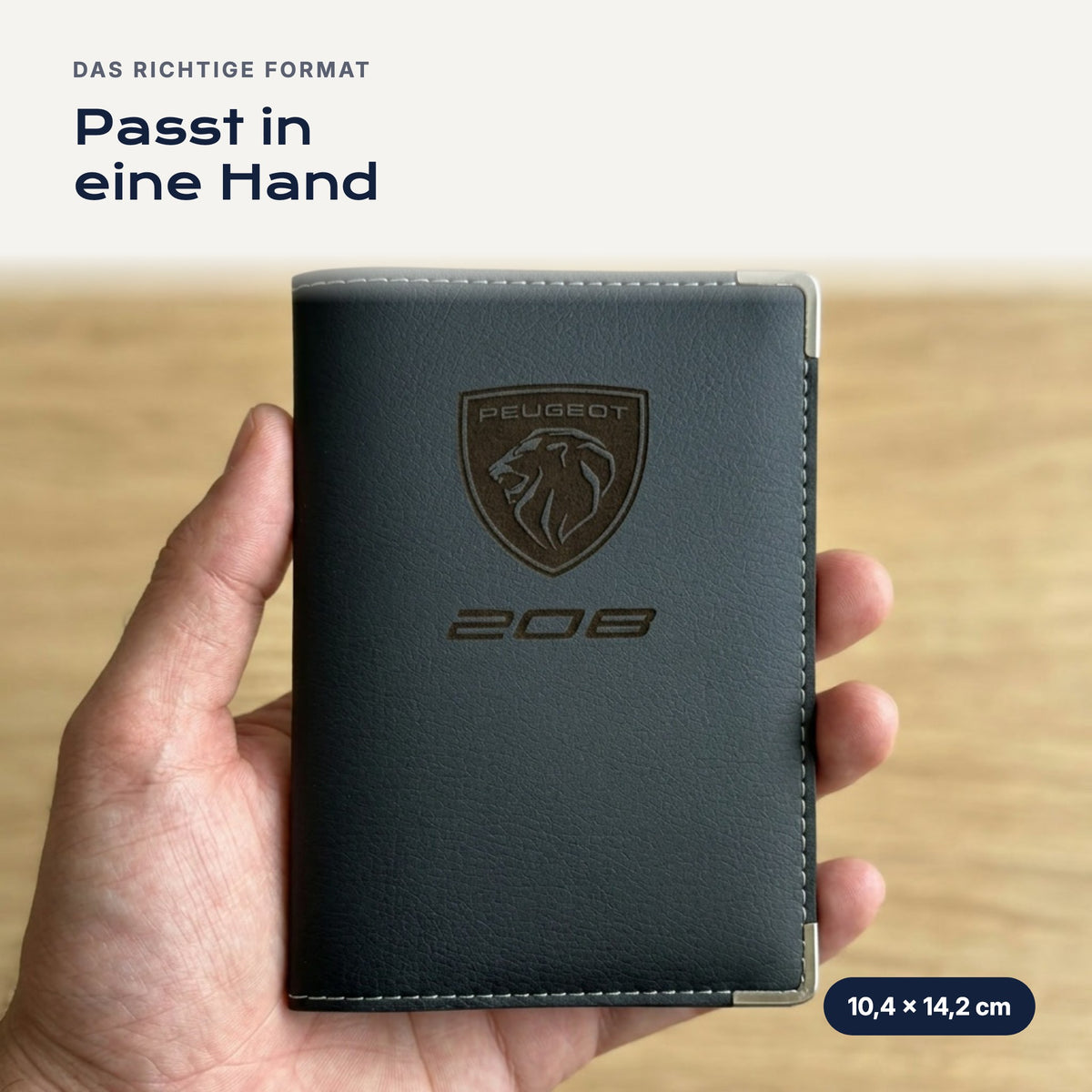 Fahrzeugscheinhülle Peugeot 208 aus Kunstleder in einer Hand