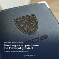 Logo Peugeot 208, per Laser in Kunstleder graviert