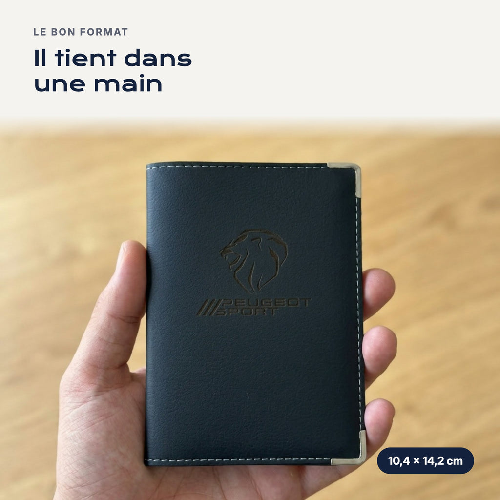 Porte-carte grise Peugeot Sport en simili cuir tenu dans une main