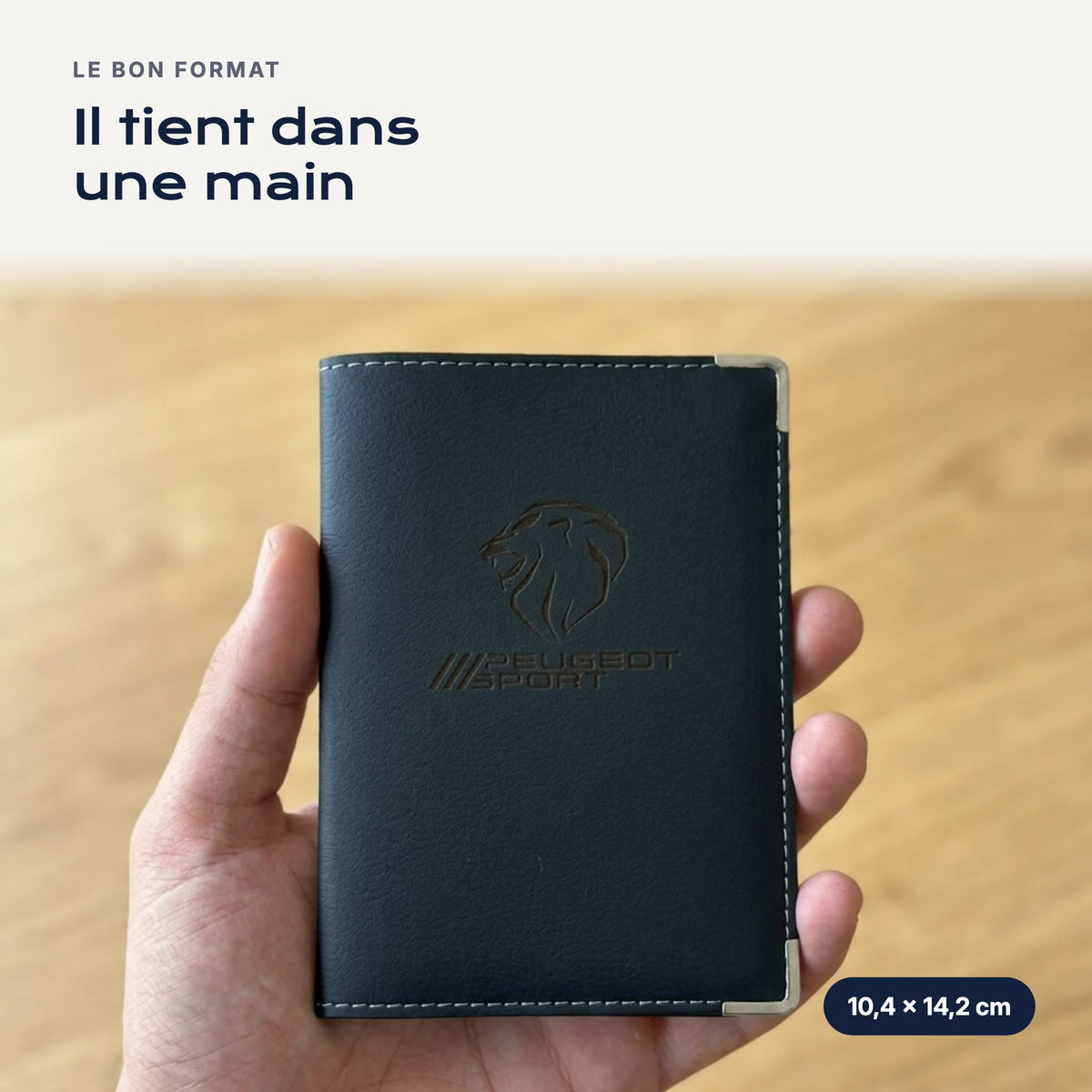 Porte-carte grise Peugeot Sport en simili cuir tenu dans une main