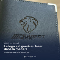 Logo Peugeot Sport gravé au laser dans le simili cuir