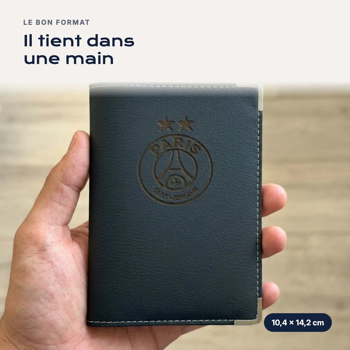 Porte-carte grise PSG 2 Étoiles en simili cuir tenu dans une main