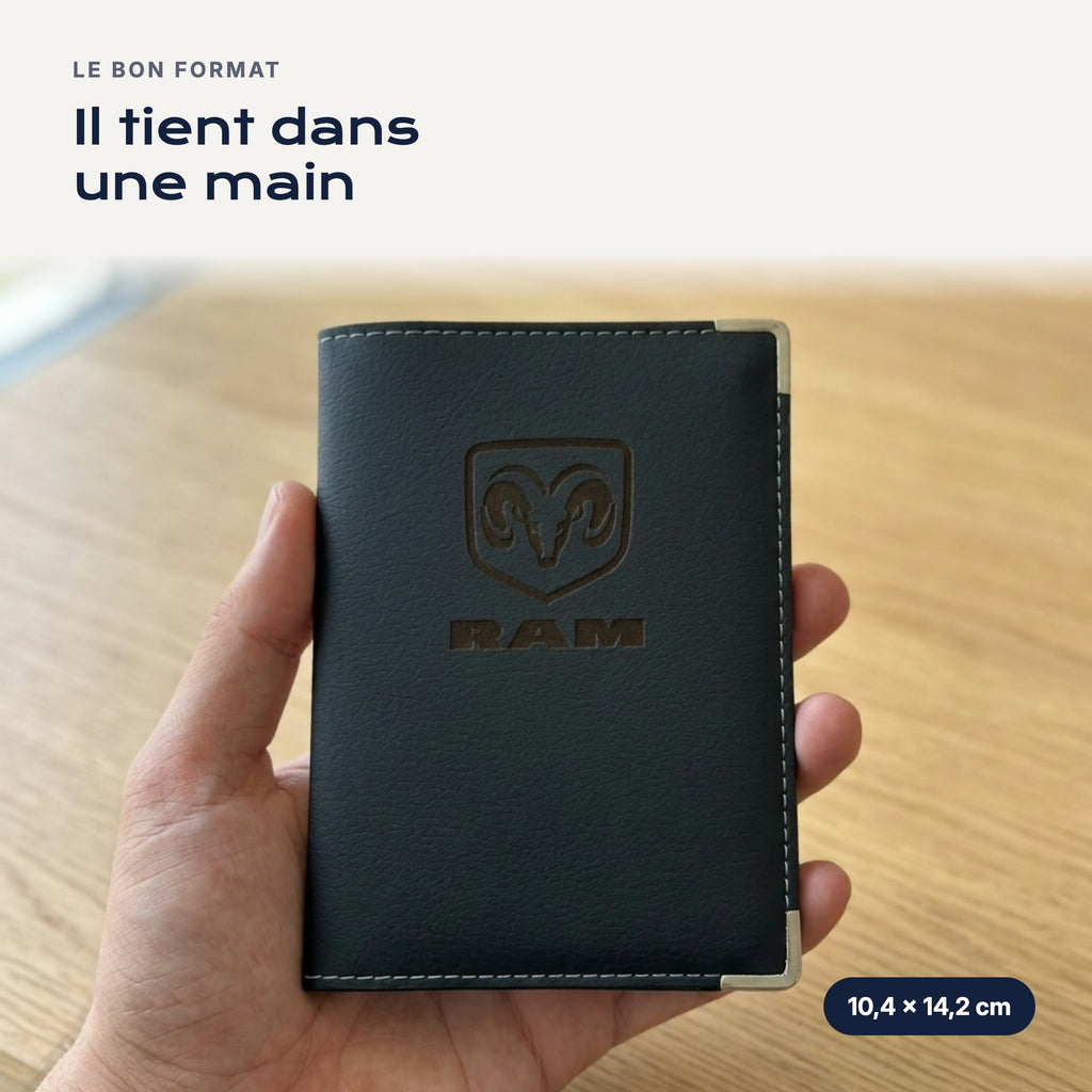Porte-carte grise RAM en simili cuir tenu dans une main