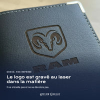 Logo RAM gravé au laser dans le simili cuir