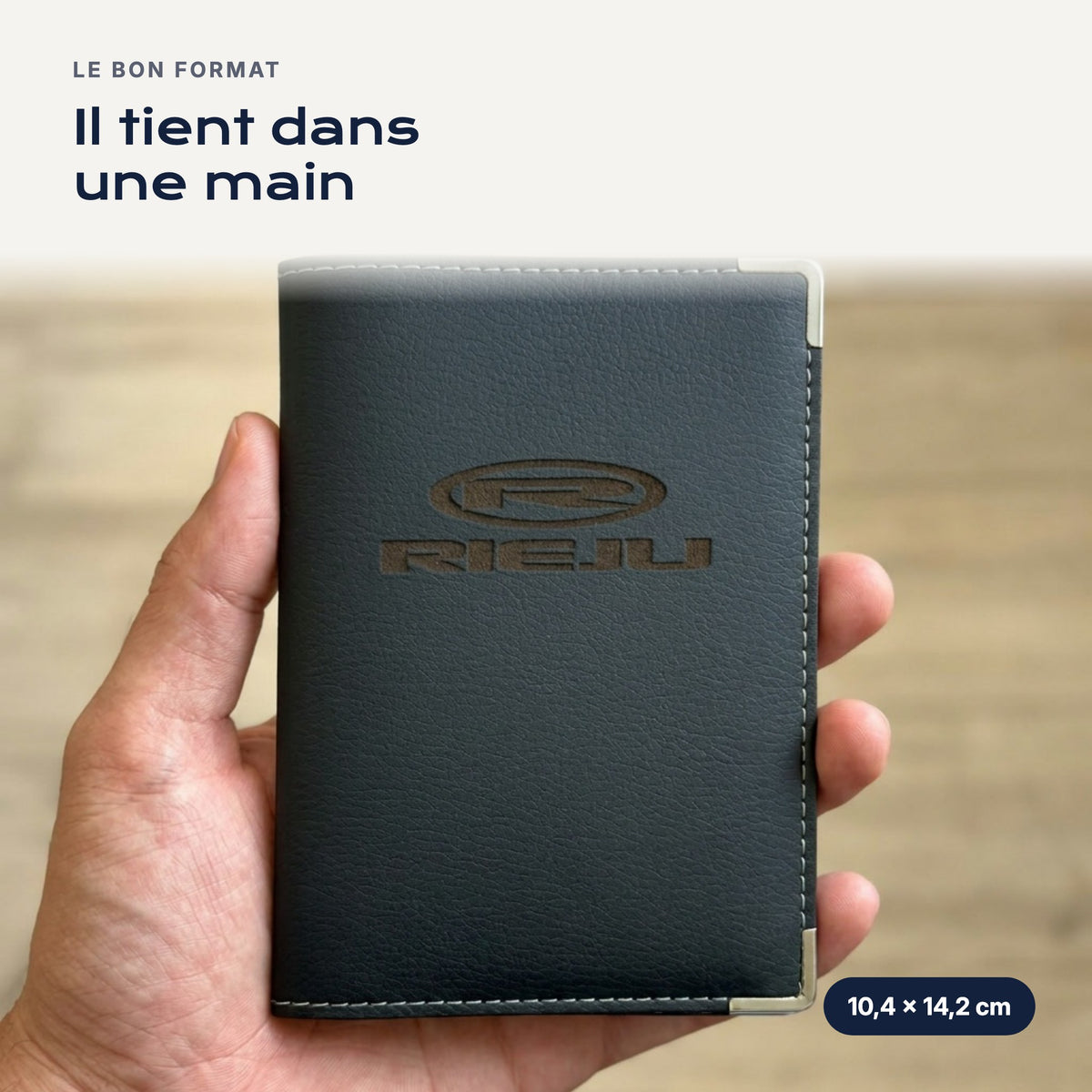 Porte-carte grise Rieju en simili cuir tenu dans une main