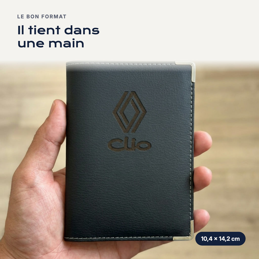Porte-carte grise Renault Clio en simili cuir tenu dans une main