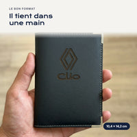 Porte-carte grise Renault Clio en simili cuir tenu dans une main
