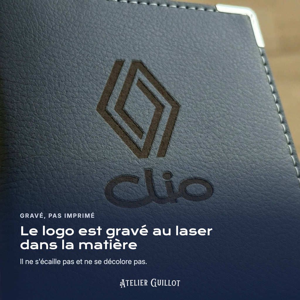 Logo Renault Clio gravé au laser dans le simili cuir