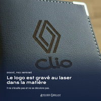 Logo Renault Clio gravé au laser dans le simili cuir