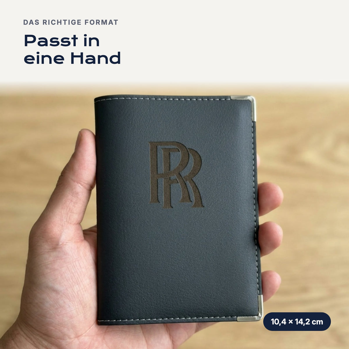 Fahrzeugscheinhülle Rolls-Royce aus Kunstleder in einer Hand