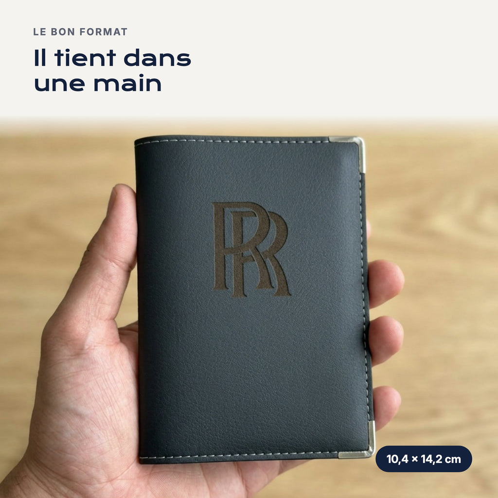 Porte-carte grise Rolls-Royce en simili cuir tenu dans une main