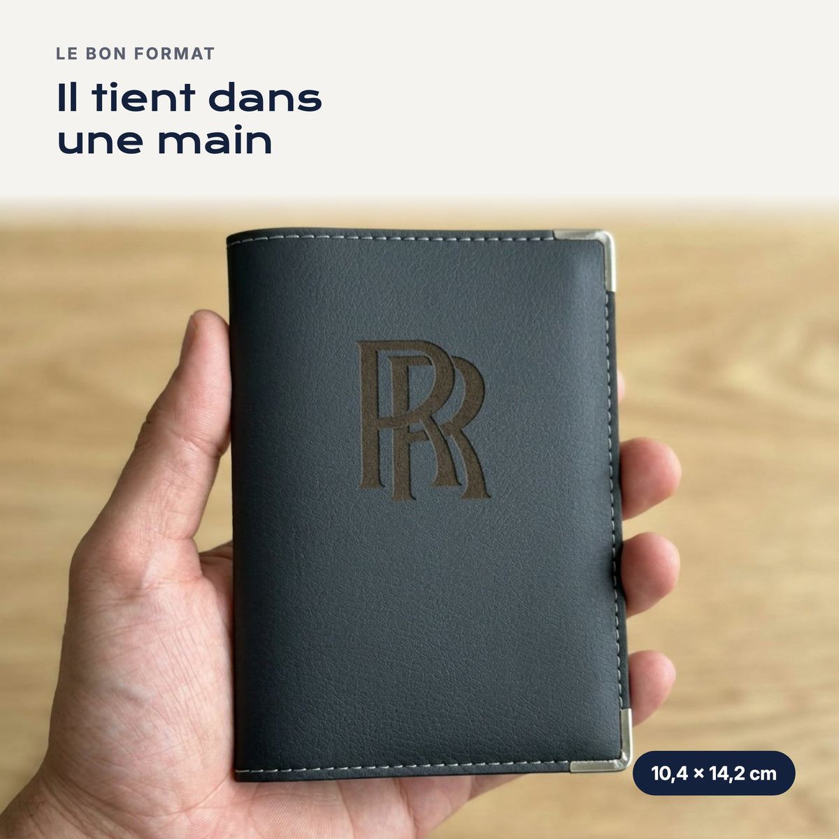 Porte-carte grise Rolls-Royce en simili cuir tenu dans une main