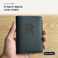 Porte-carte grise Rolls-Royce en simili cuir tenu dans une main