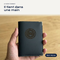 Porte-carte grise Royal Enfield en simili cuir tenu dans une main