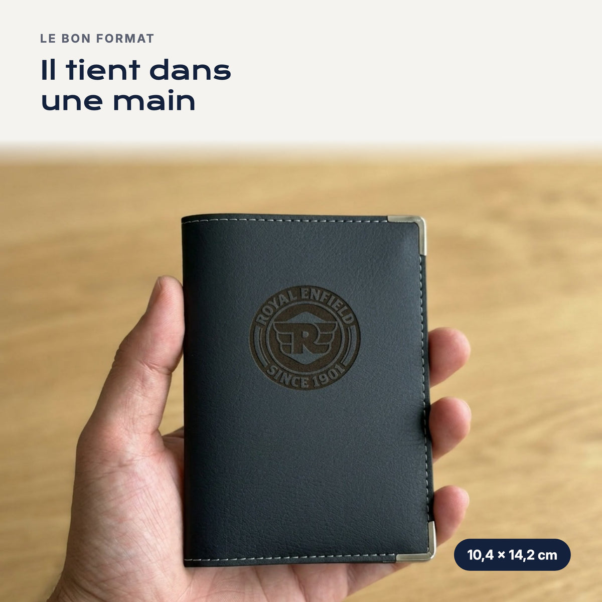Porte-carte grise Royal Enfield en simili cuir tenu dans une main
