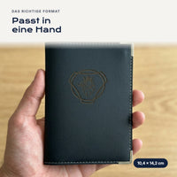 Fahrzeugscheinhülle Scania aus Kunstleder in einer Hand
