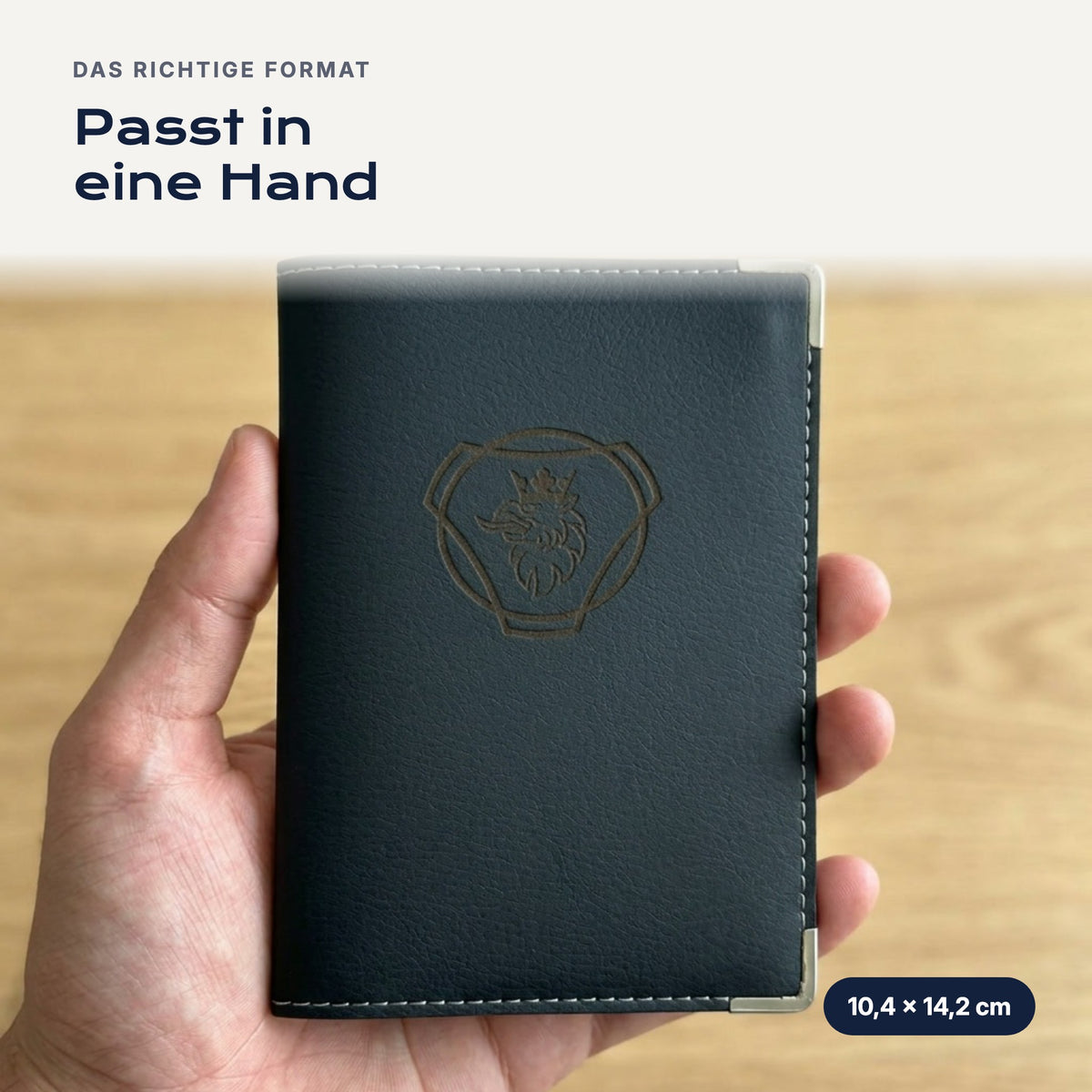 Fahrzeugscheinhülle Scania aus Kunstleder in einer Hand