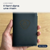 Porte-carte grise Scania en simili cuir tenu dans une main