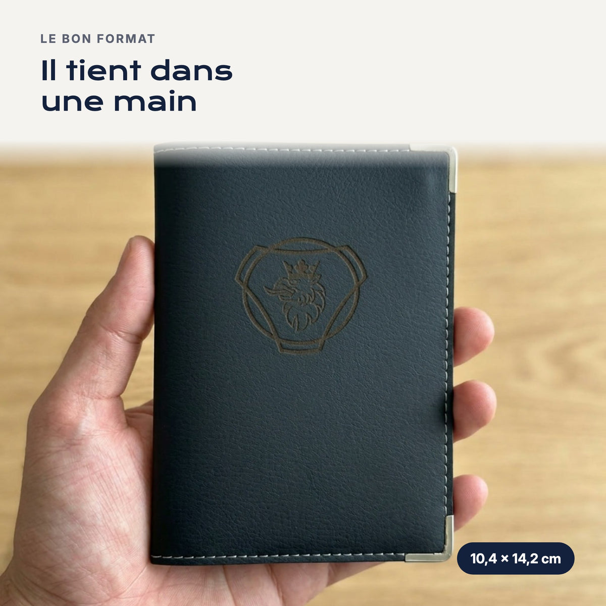 Porte-carte grise Scania en simili cuir tenu dans une main