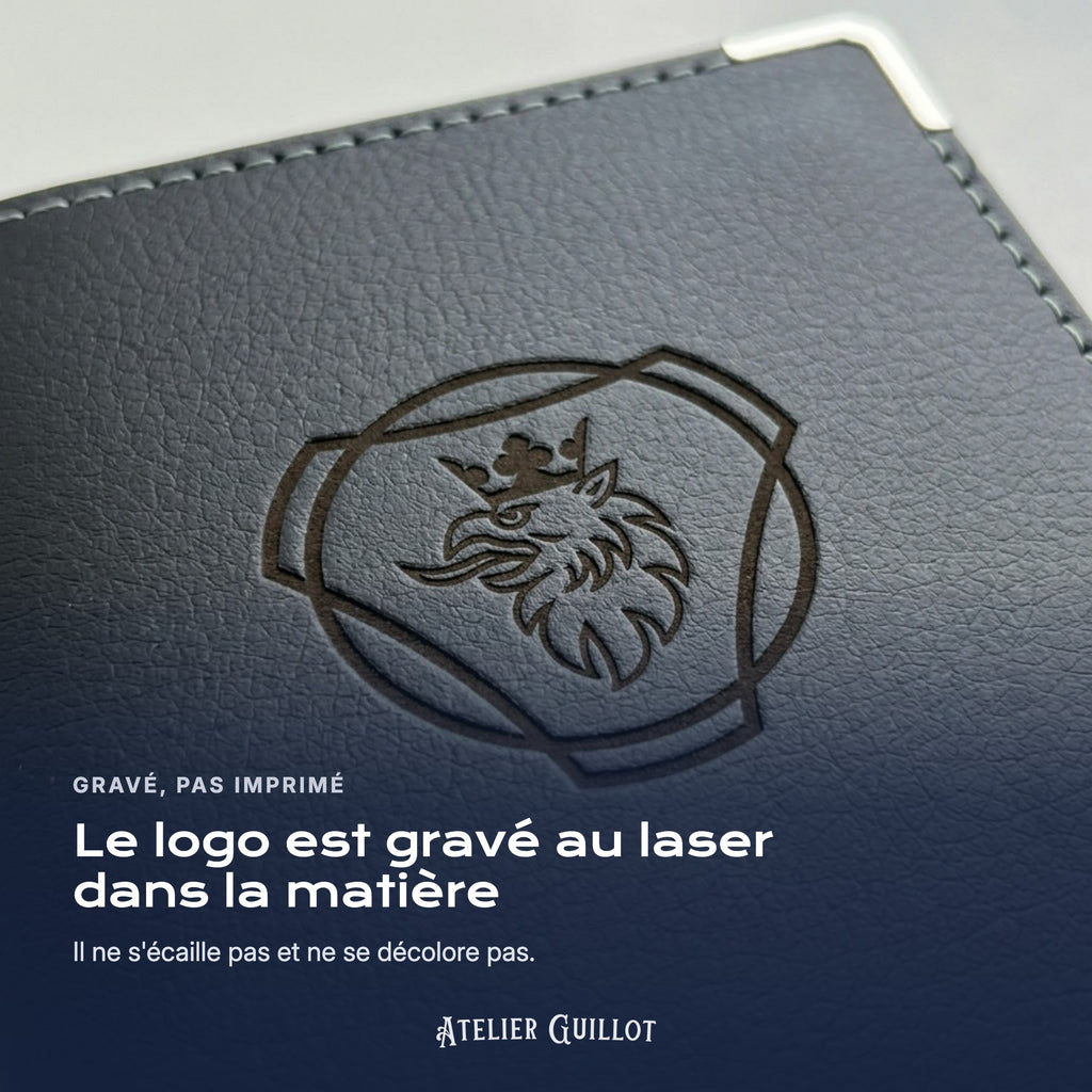 Logo Scania gravé au laser dans le simili cuir