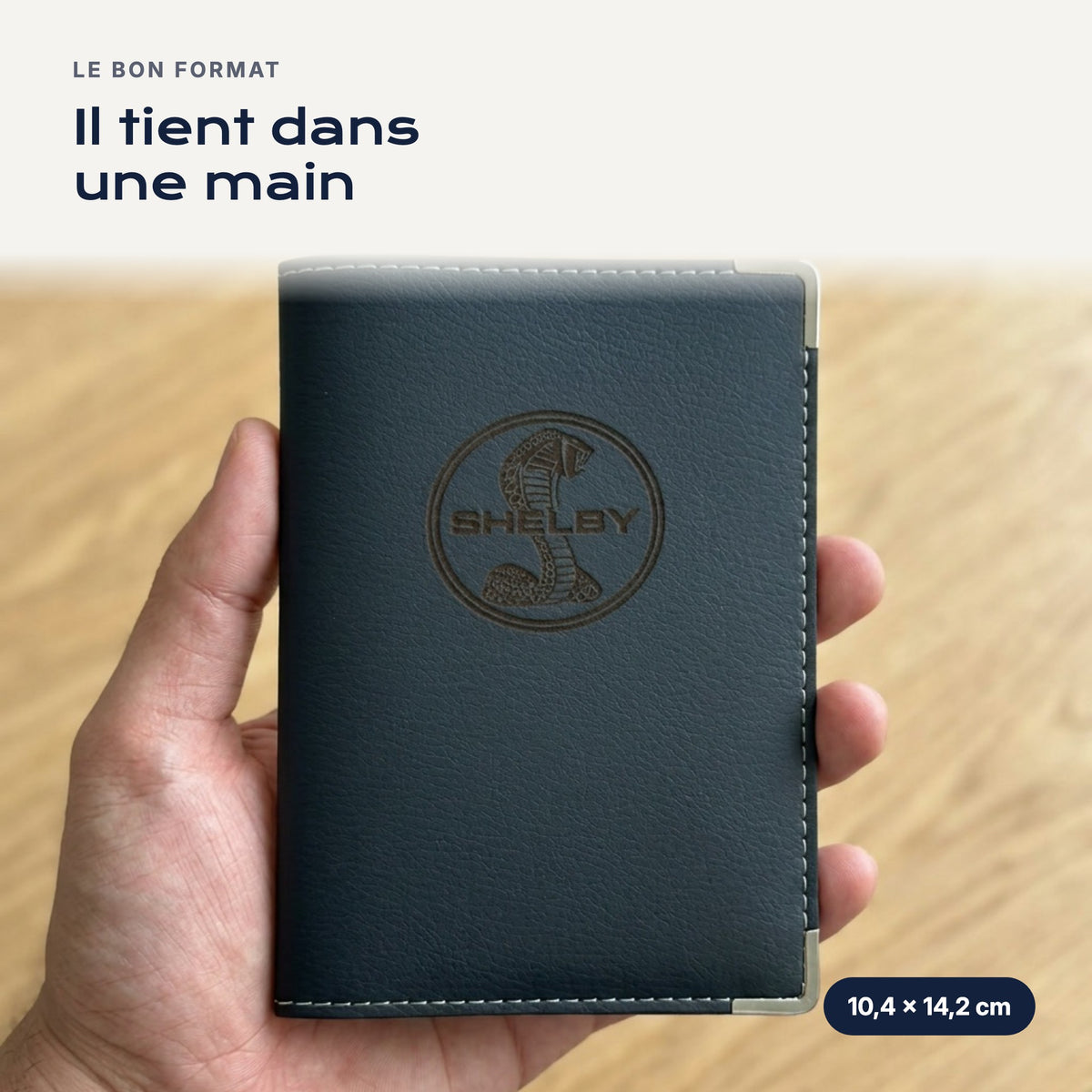 Porte-carte grise Shelby en simili cuir tenu dans une main